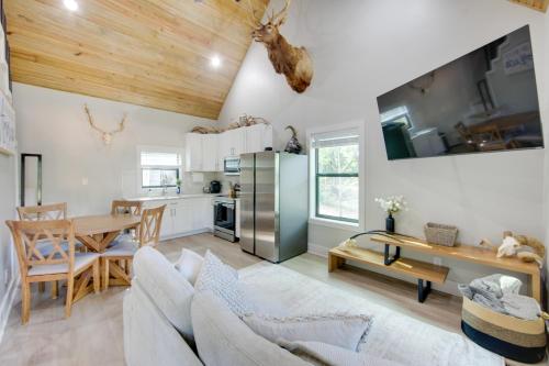 13 Mi to Dtwn Palestine Modern Cabin with Fire Pit in Palestine, USA