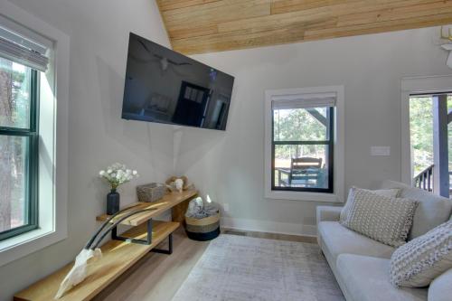 13 Mi to Dtwn Palestine Modern Cabin with Fire Pit in Palestine, USA