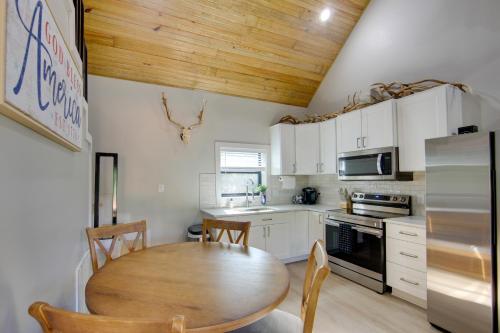 13 Mi to Dtwn Palestine Modern Cabin with Fire Pit in Palestine, USA