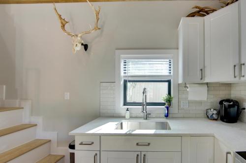 13 Mi to Dtwn Palestine Modern Cabin with Fire Pit in Palestine, USA