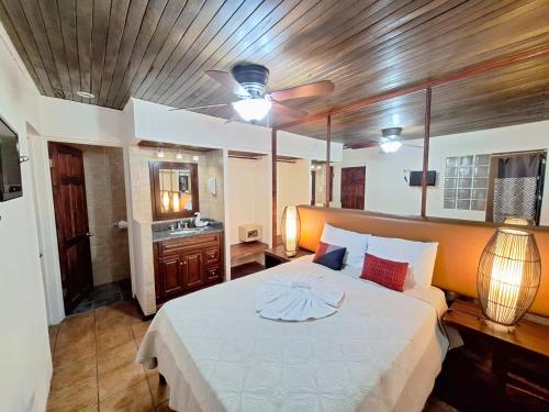 Standard Room image 3