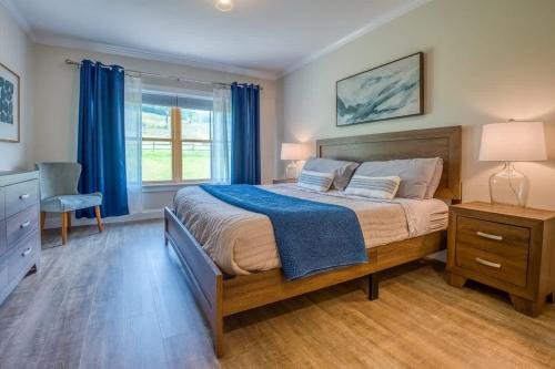 True Upscale Ski In & Out Condo with Pool & Hot Tub True Upscale Ski In & Out Condo with Pool & Hot Tub