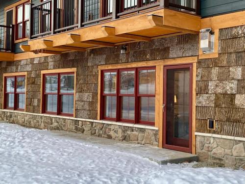 True Upscale Ski In & Out Condo with Pool & Hot Tub True Upscale Ski In & Out Condo with Pool & Hot Tub