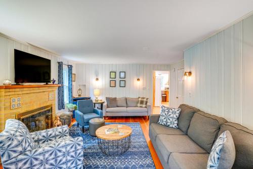 Richmond Cottage with Fire Pit and Furnished Deck! in Richmond, USA