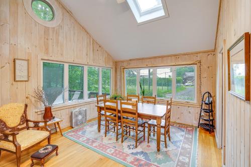 Richmond Cottage with Fire Pit and Furnished Deck! in Richmond, USA
