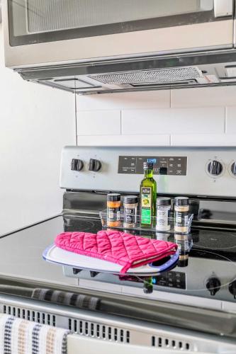 廚房, Modern Apartment in Corktown Hamilton Sleeps 4 in 漢密爾頓