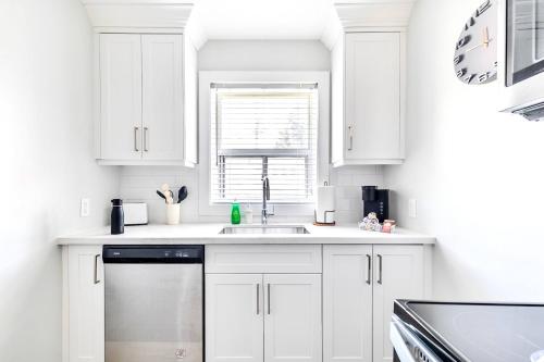 廚房, Modern Apartment in Corktown Hamilton Sleeps 4 in 漢密爾頓