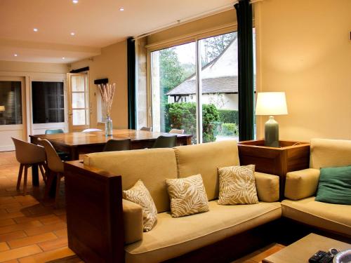 Gîte Bruère-Allichamps, 8 pièces, 14 personnes - FR-1-586-13 (Gite haut de gamme pres de l'Abbaye de Noirlac - Sejour tout confort avec jardin et terrasses - FR-1) in แซ็ง-ตาม็อง-มงรงด์