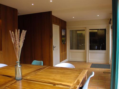 Gîte Bruère-Allichamps, 8 pièces, 14 personnes - FR-1-586-13 (Gite haut de gamme pres de l'Abbaye de Noirlac - Sejour tout confort avec jardin et terrasses - FR-1) in แซ็ง-ตาม็อง-มงรงด์