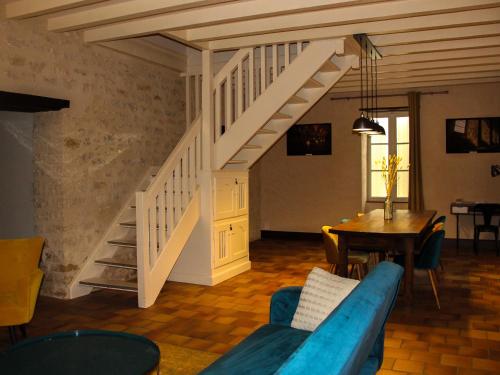 Gîte Bruère-Allichamps, 8 pièces, 14 personnes - FR-1-586-13 (Gite haut de gamme pres de l'Abbaye de Noirlac - Sejour tout confort avec jardin et terrasses - FR-1) in แซ็ง-ตาม็อง-มงรงด์