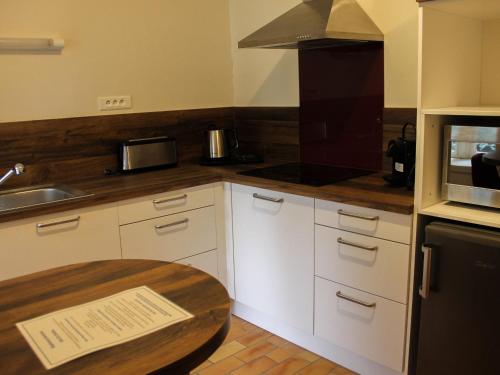 Gîte Bruère-Allichamps, 8 pièces, 14 personnes - FR-1-586-13 (Gite haut de gamme pres de l'Abbaye de Noirlac - Sejour tout confort avec jardin et terrasses - FR-1) in แซ็ง-ตาม็อง-มงรงด์