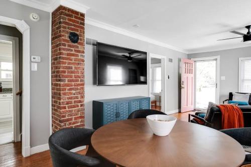 Vibrant Haven Minutes from Libbie Mill and RVA Buzz