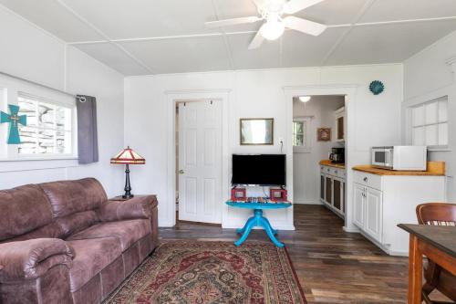 Historic Waters Edge Cottage 10 in Rockaway Beach, USA