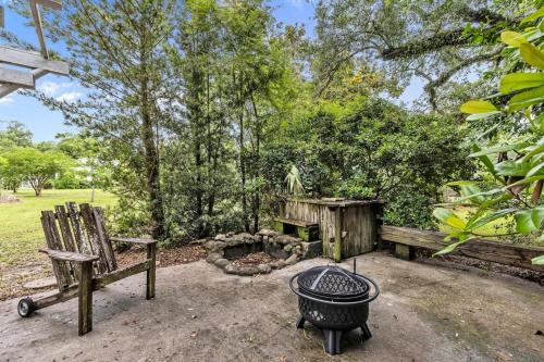 Bare Feet Bunkhouse-Close to beach & dog friendly in Gulfport, USA