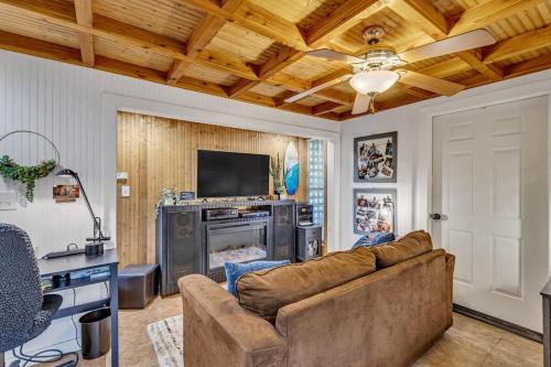 Bare Feet Bunkhouse-Close to beach & dog friendly in Gulfport, USA