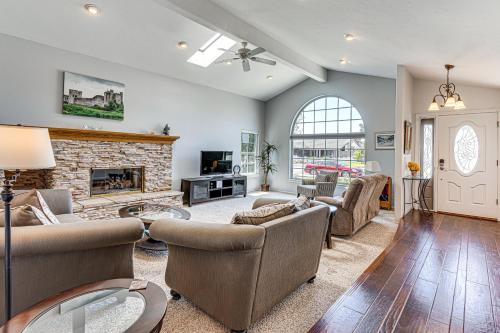 3 Mi to Huntington State Beach Home with Backyard! in Huntington Beach, USA