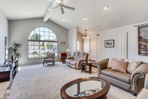 3 Mi to Huntington State Beach Home with Backyard! 3 Mi to Huntington State Beach Home with Backyard!