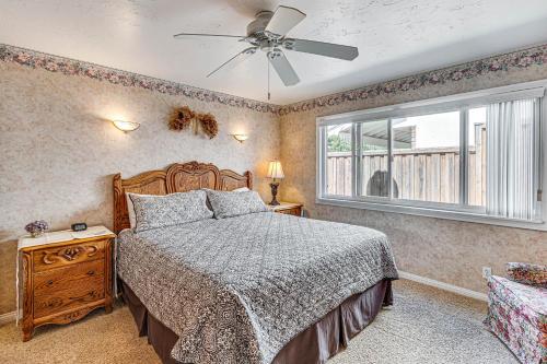 3 Mi to Huntington State Beach Home with Backyard! 3 Mi to Huntington State Beach Home with Backyard!