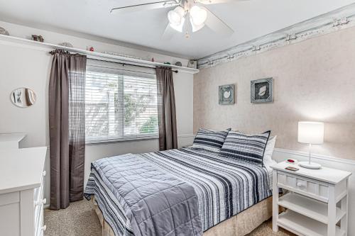 3 Mi to Huntington State Beach Home with Backyard! 3 Mi to Huntington State Beach Home with Backyard!