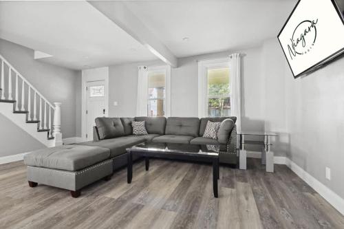 Spacious 4BR 2BA Minutes from the Falls & Casino in Niagara Falls, USA