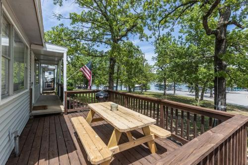 Wake Zone Lighthouse Lodge - Lake Views in Kimberling City, USA