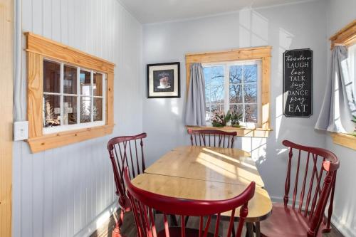 Historic Rockaway Beach Cottage in Rockaway Beach, USA
