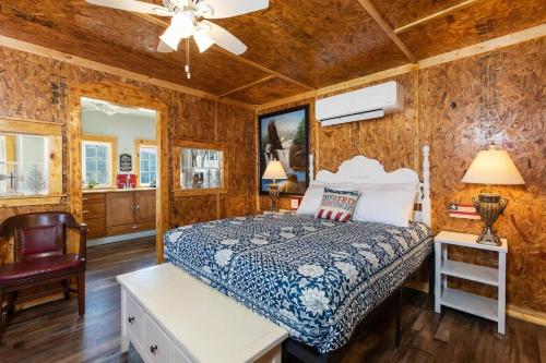 Historic Rockaway Beach Cottage in Rockaway Beach, USA