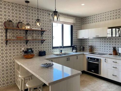 Luxury Getaway: Pool, jacuzzi & private balcony in Rinconada de Los Balcones