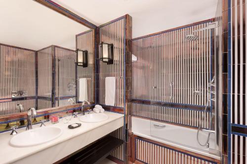 Deluxe Twin Room image 10