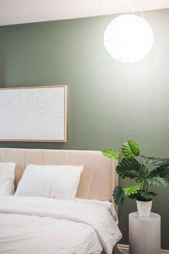 Modern Cozy Retreat w fireplace