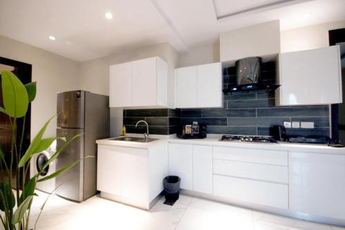 1 Bedroom Luxury Apartment - The Opus Luxury Residences by Book N Rent - image 4