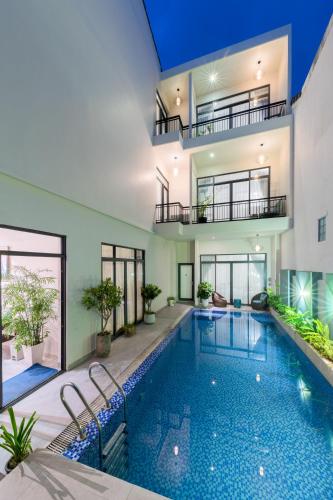 Deluxe Triple Room with Balcony image 4