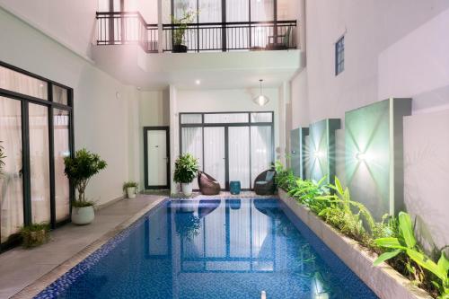 Deluxe Triple Room with Balcony image 5