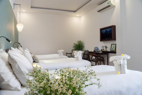 Deluxe Quadruple Room with Balcony image 7