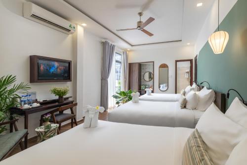 Deluxe Quadruple Room with Balcony image 4