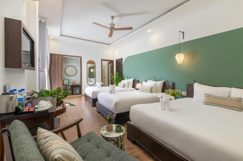 Deluxe Quadruple Room with Balcony image 8