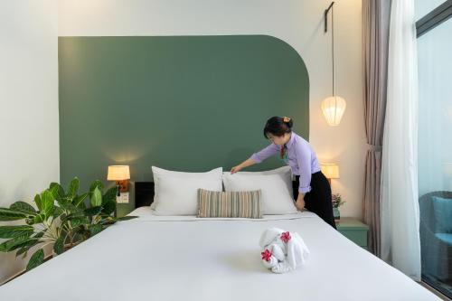 King Suite with Pool View image 7