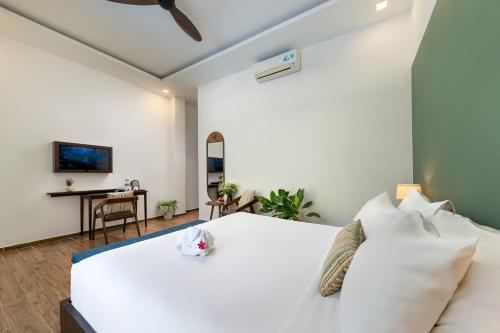 King Suite with Pool View image 1