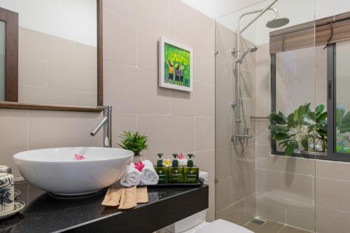 King Suite with Pool View image 6