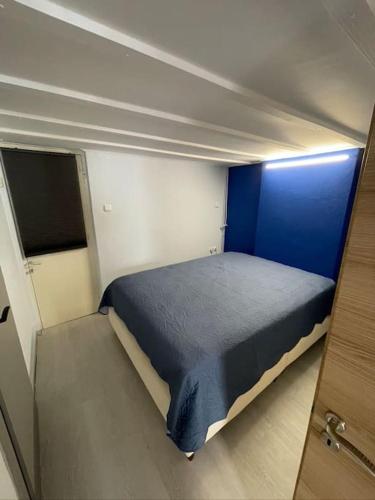 Comfy apartment with low ceiling attic, Attica