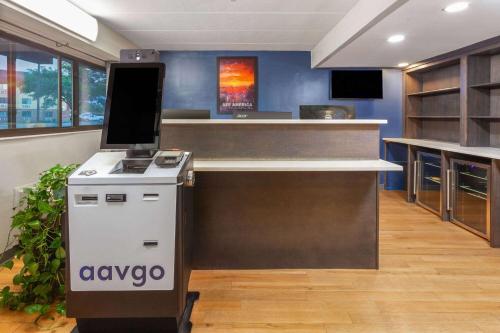 Lobby, Travelodge by Wyndham Peoria in Peoria (IL)