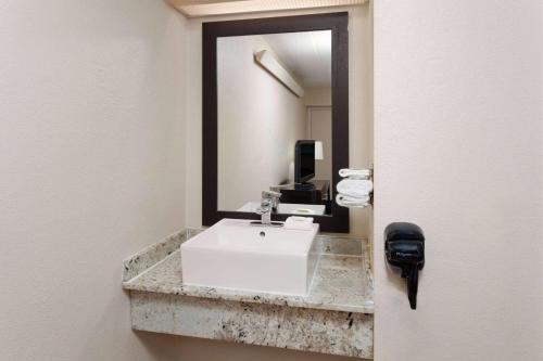 Red Roof Inn Peoria - main image