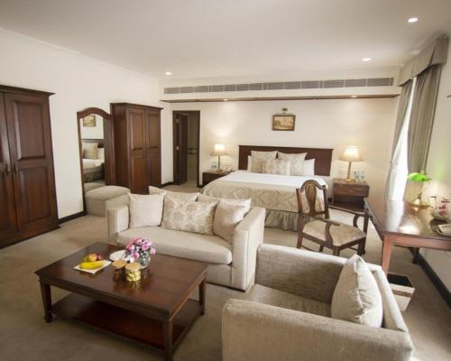 1 queen bed, 1 sofa bed