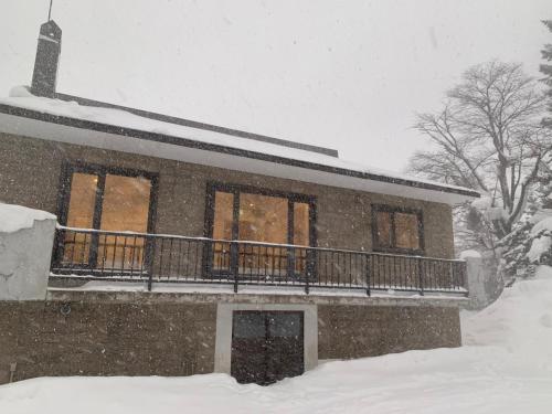 SHIKA HOUSE An ideal ski home in Rusutsu Village - 3 km from world class Rusutsu Ski Resort