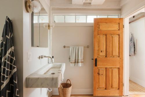 Stylish Rural Sanctuary Perfect for Every Season! in East Chatham, USA