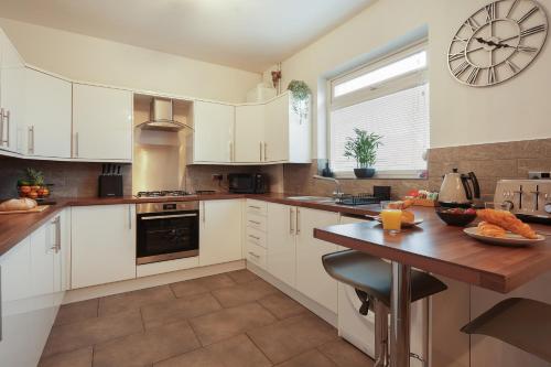 บริการและสิ่งอำนวยความสะดวก, The Lodge - comfortable, stylish, 3 bedroom home with 3-6 beds near Utilita Arena - free parking in วูดเฮาส์