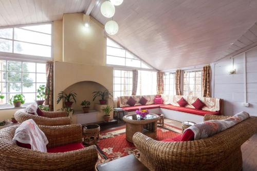 Shared lounge/TV area, Yule Tea Retreat in Chamu Tea Garden
