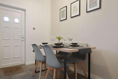 บริการและสิ่งอำนวยความสะดวก, The Lodge - comfortable, stylish, 3 bedroom home with 3-6 beds near Utilita Arena - free parking in วูดเฮาส์