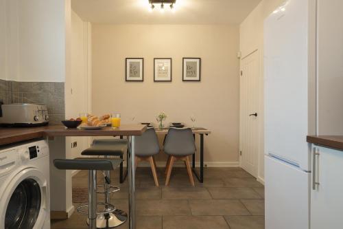 บริการและสิ่งอำนวยความสะดวก, The Lodge - comfortable, stylish, 3 bedroom home with 3-6 beds near Utilita Arena - free parking in วูดเฮาส์