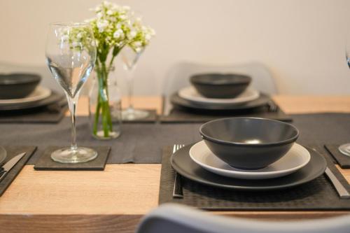 บริการและสิ่งอำนวยความสะดวก, The Lodge - comfortable, stylish, 3 bedroom home with 3-6 beds near Utilita Arena - free parking in วูดเฮาส์